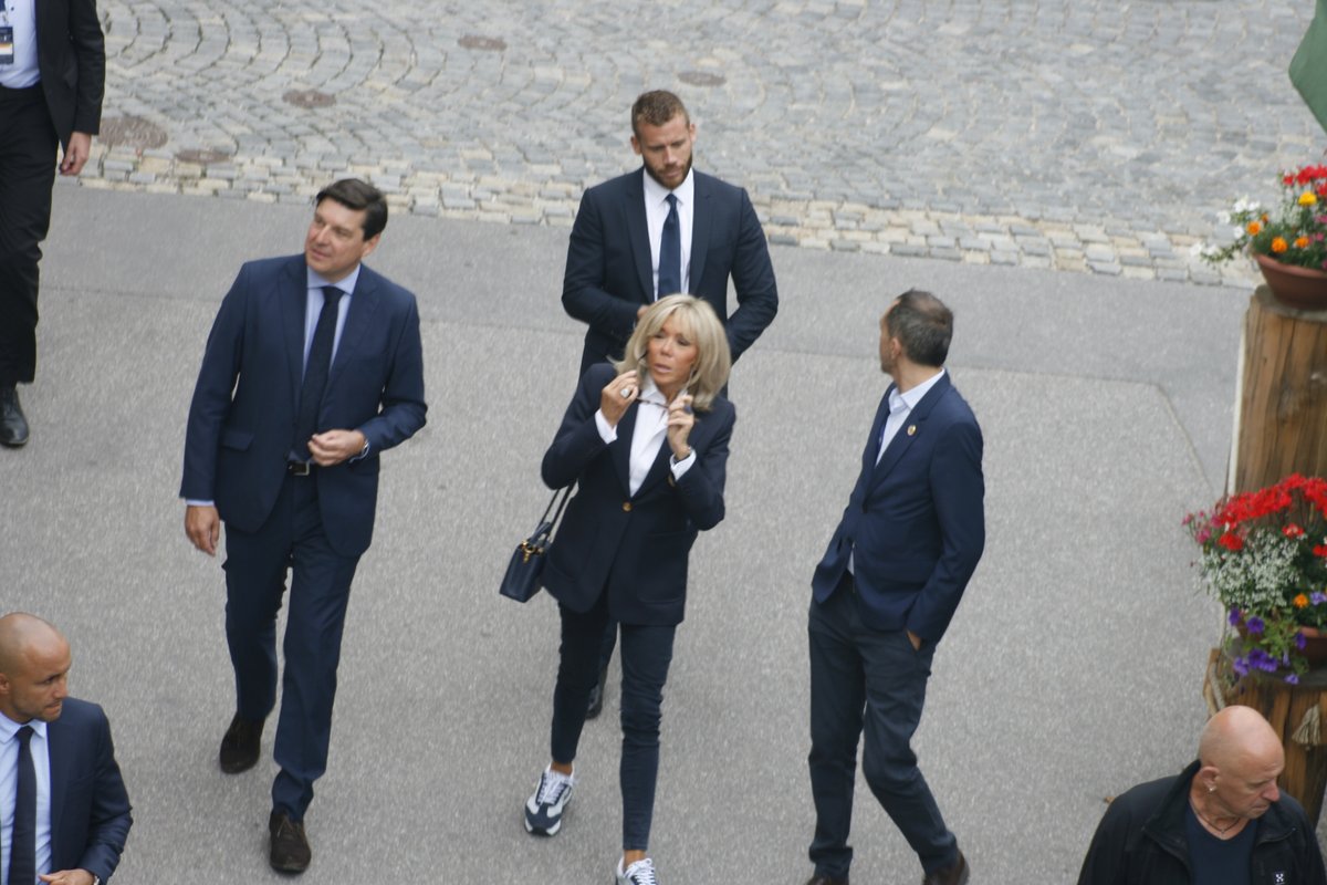 webloeg's tweet photo. Très chic Madame Macron! #GeradeAmFensterVorbeigelaufen https://t.co/TqhqFripVZ