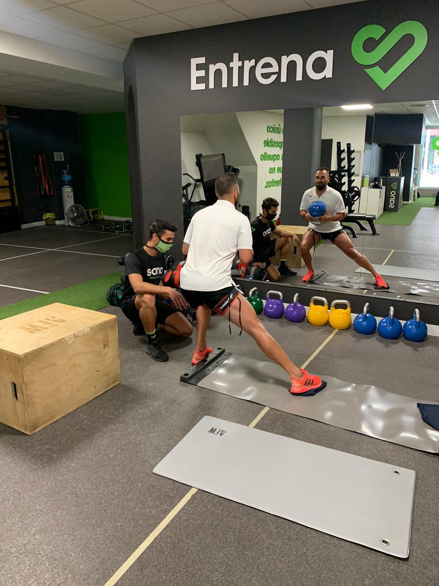 CEspinosamonte1's tweet photo. BENEFICIOS DEL ENTRENAMIENTO DE FUERZA EN EL FÚTBOL.
Contaremos con la presencia de Carlos García De la Torre @sanojaen para darnos una charla y masterclass acerca de los beneficios de la fuerza orientada al fútbol, además de nutrición.
Queremos que sean “mejores” en todo ⚽️🎾💦 https://t.co/IRRguZtkSG