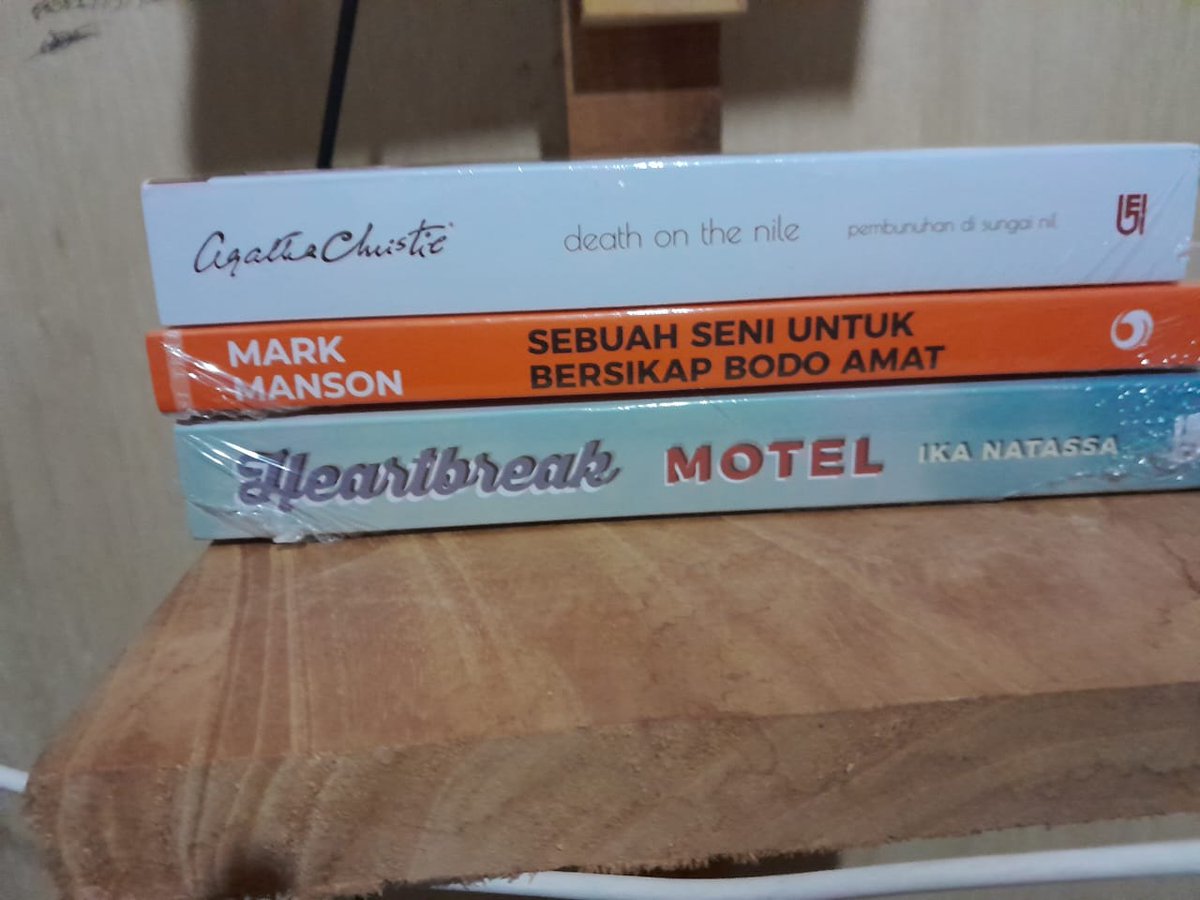 YanZmul's tweet photo. Ada karya kak @ikanatassa @agathachristie sama ~markmanson. Aman utk sebulan kedepan 😘 Thanks @bukugpu @gramedia 🤗 https://t.co/VBWwgigJEh