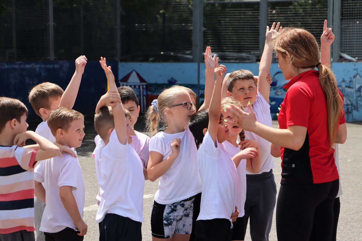 PGS1732's tweet photo. Our Sixth Formers were at @StBeneficial yesterday afternoon teaching rounders as part of their #PGSCommunityActionWorkplace project.
Sunshine, Laughter, Competition and Fruit Shoots - the perfect recipe for a rounders match! 🌟
#PGSSixthForm #PGSCommunity https://t.co/t8BGs5zL3m