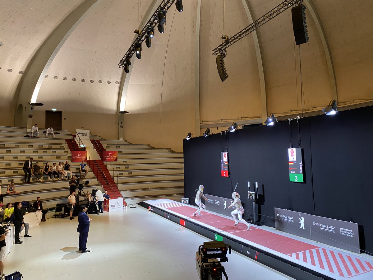 st_foerster's tweet photo. Letzten Sonntag mit @philipphartewig beim #Fechten im Rahmen der #FINALS im #Kuppelsaal auf dem #Olypiagelände. Tolle Atmosphäre und herausragende Wettkämpfe von hoch motivierten Frauen und Männern. Eine Traditionssportart mit Zukunft auch in Berlin. @BFB_Fechten @DFBfechten https://t.co/Nf12mYzJo6