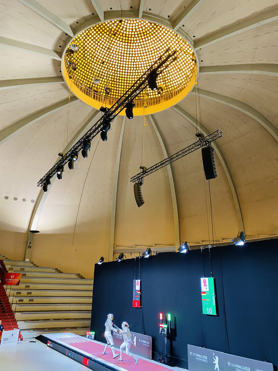 st_foerster's tweet photo. Letzten Sonntag mit @philipphartewig beim #Fechten im Rahmen der #FINALS im #Kuppelsaal auf dem #Olypiagelände. Tolle Atmosphäre und herausragende Wettkämpfe von hoch motivierten Frauen und Männern. Eine Traditionssportart mit Zukunft auch in Berlin. @BFB_Fechten @DFBfechten https://t.co/Nf12mYzJo6