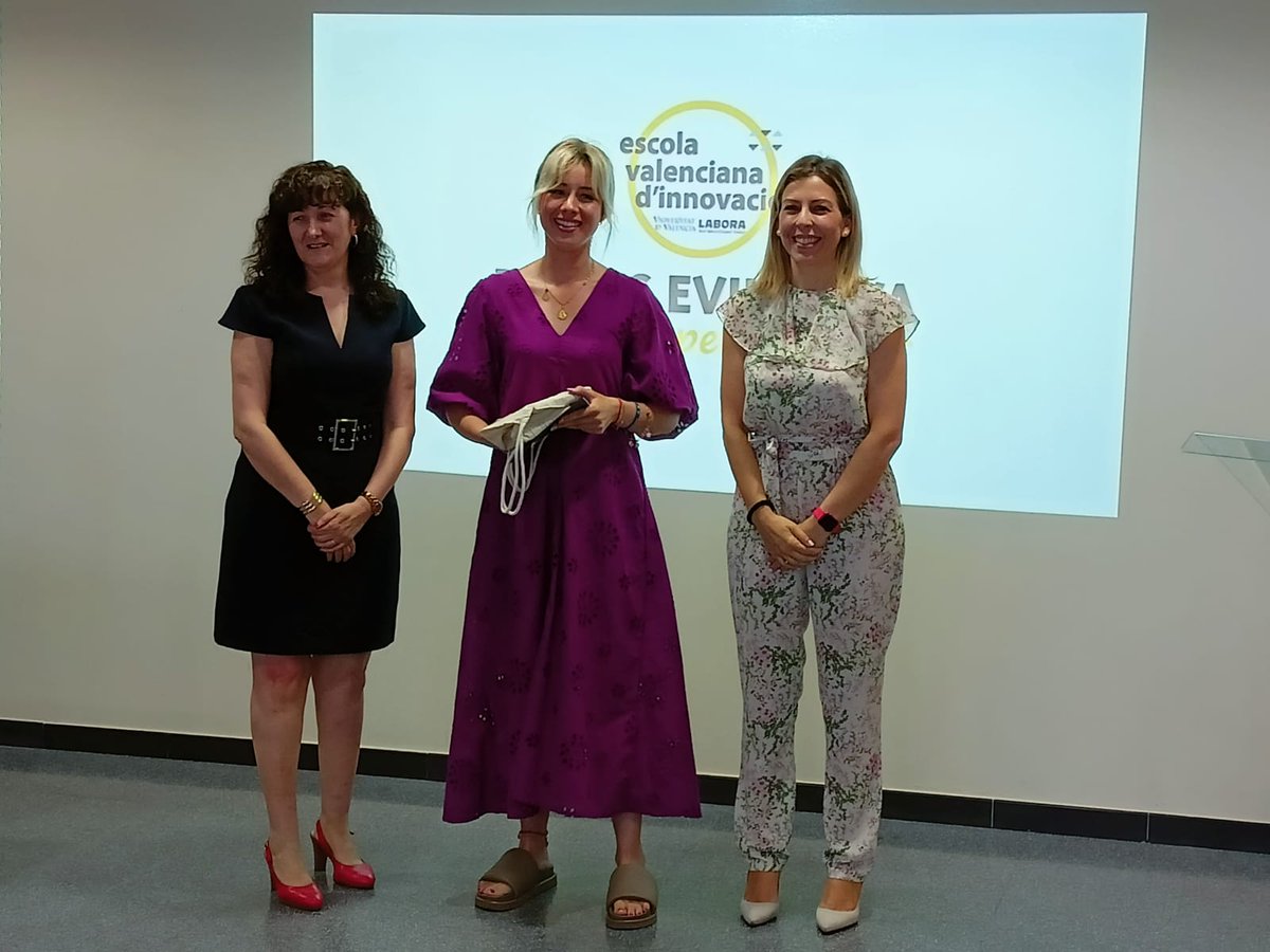 fpcatarroja's tweet photo. Exposición de proyectos #EVInnova2021.
La DG de Empleo y Formación de Labora,
Rocío Briones, y la SDG de Formación para el Empleo, Rosa López, han entregado a las 4 becarias los certificados. 🔝Colaboración entre @GVAlabora y @UV_EG
Enhorabuena 👏!
@CRNMaderaCorcho @EVInnova_ https://t.co/jVtWn9qIpW