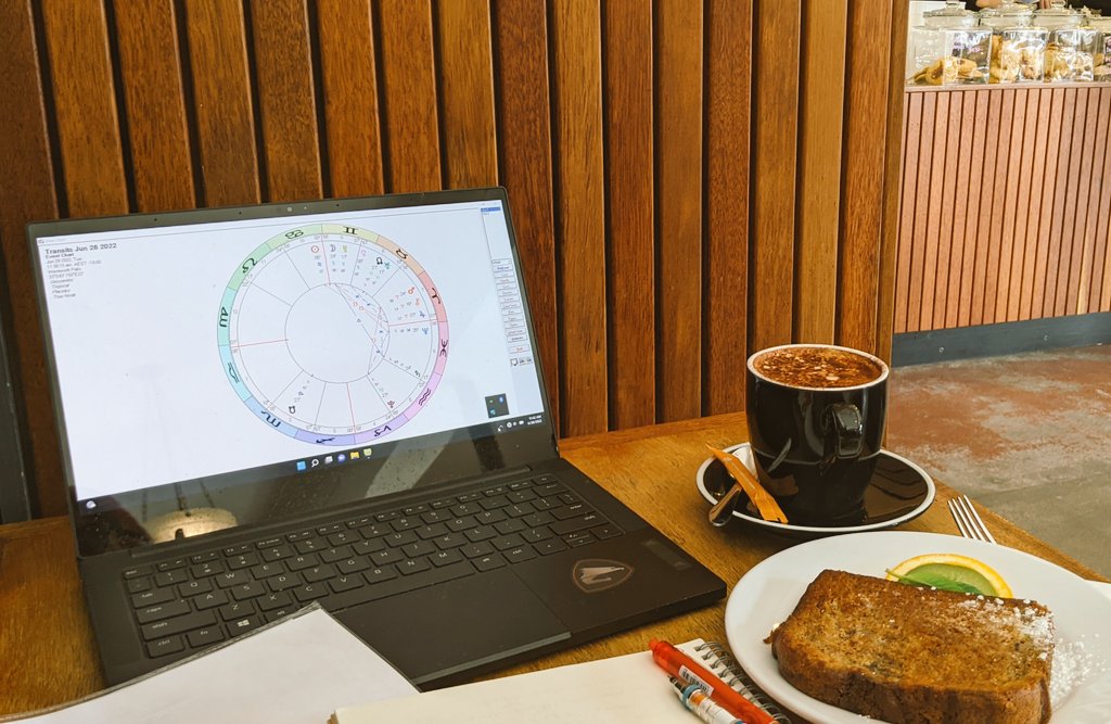 kikikistory's tweet photo. #coffice で星よみで相性分析
診断ではなく分析
相性に良いも悪いもない。互いに縁があって巡り合った2人。その人の中に何を見るかは本人次第
ま、素直に相手を受け入れられないこともありますが。それもまた相性
画面はその時のお空の図。明日は新月🦀
#solarfire #占星術 #自己分析 #相性分析 https://t.co/619D9TJxMz