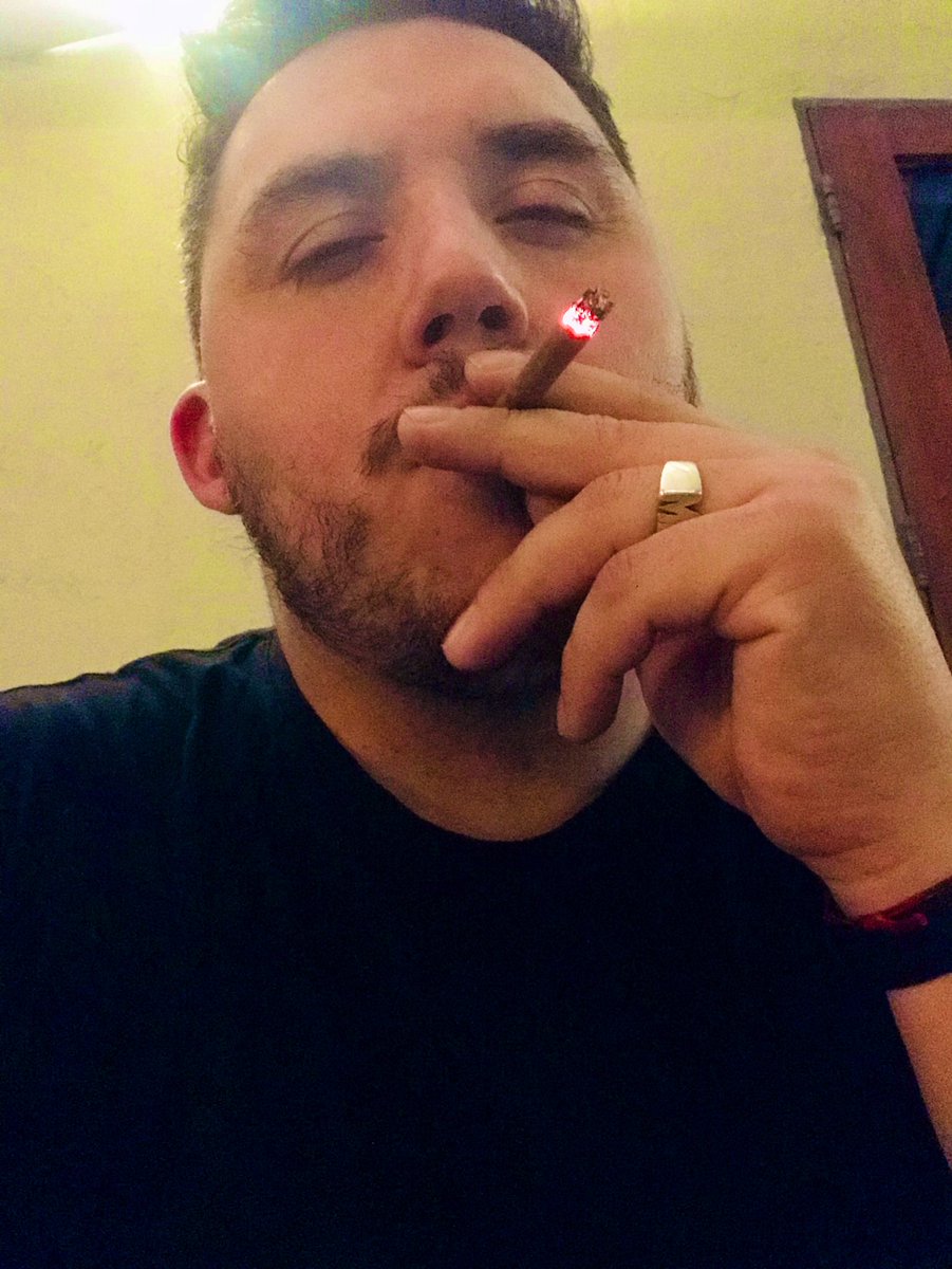 MaxitoDiazok's tweet photo. Me rompieron en mil pedazos y ni así pudieron bajarme… aun soy un hombre  en construcción!! Falta,pero créanme que somos muchos los que decidimos ser cada día un poquito mejor!!! Por aquellos que nos aman bien,y por la dicha de estar vivos!!!!  💪🏻 https://t.co/p1fNx1AprR