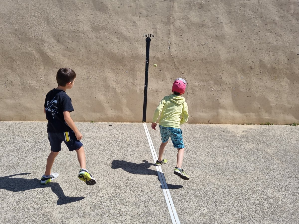 Un petit peu d'EPS. On joue à la pelote à main nue sur le fronton de Socoa. Cc <a href="/64_usep/">USEP 64</a>