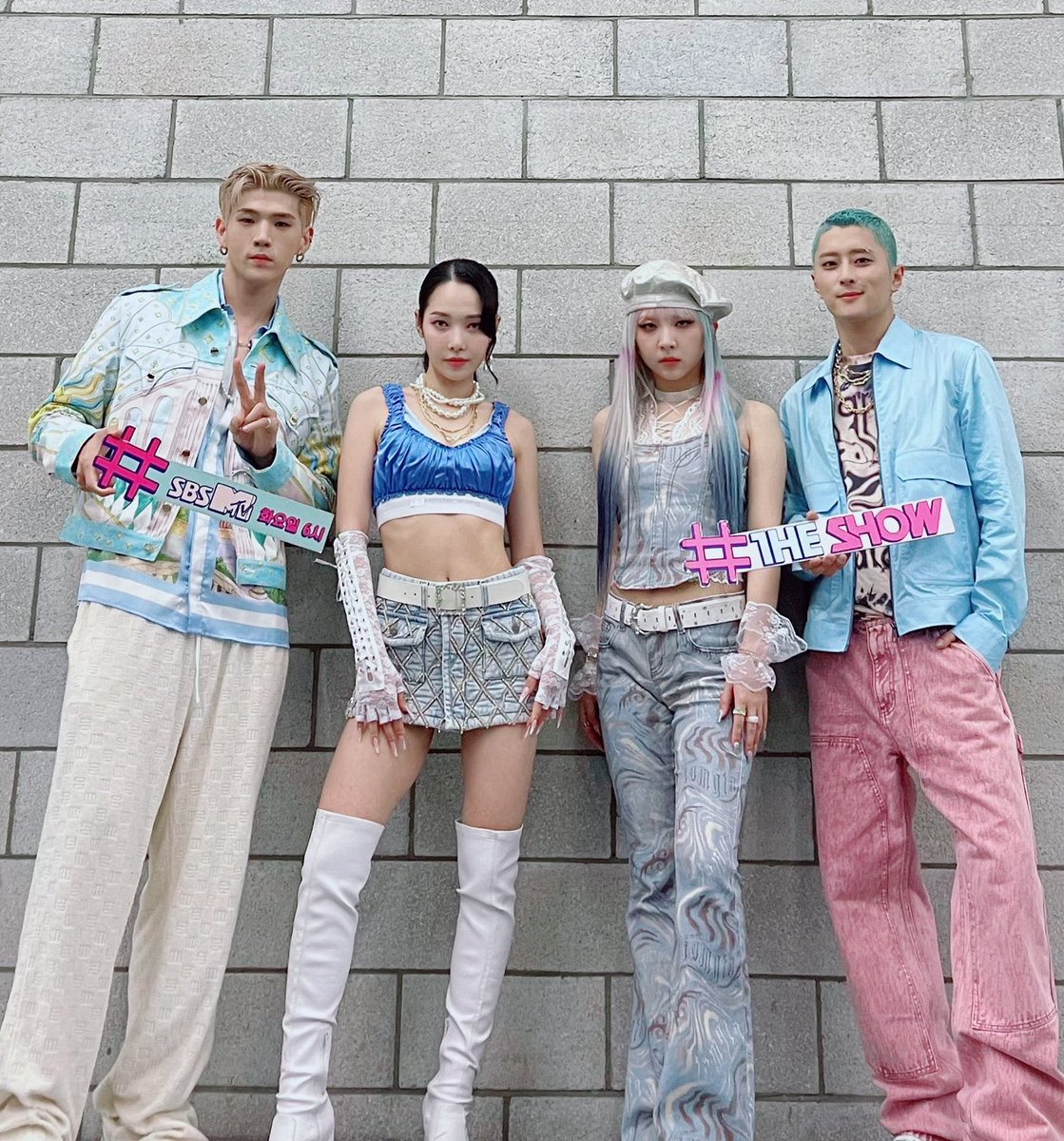 mtvasia's tweet photo. .@KARD_Official's performance is so smooth, i just wanna groove to it forever ✨ 

#KARD #Ring_The_Alarm #카드 https://t.co/7kGDXv3RGx