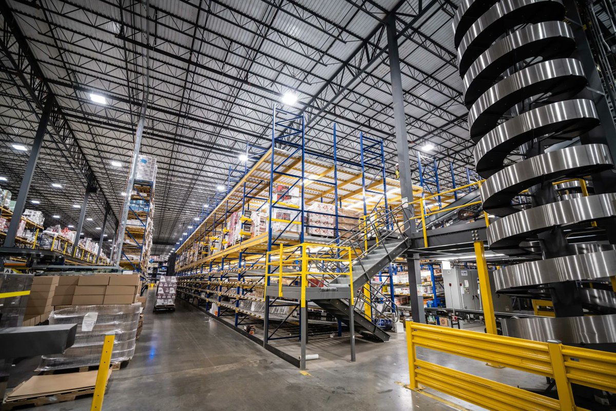 ezerectors's tweet photo. We recently completed installation of a pallet flow racking system, strategically integrated into a mezzanine structure to optimize floorspace and streamline parcel routing.

Lear more about the project: https://t.co/3PPd1R7ktB

#palletflow #materialhandling #mezzanine https://t.co/3BHNTPU3MD