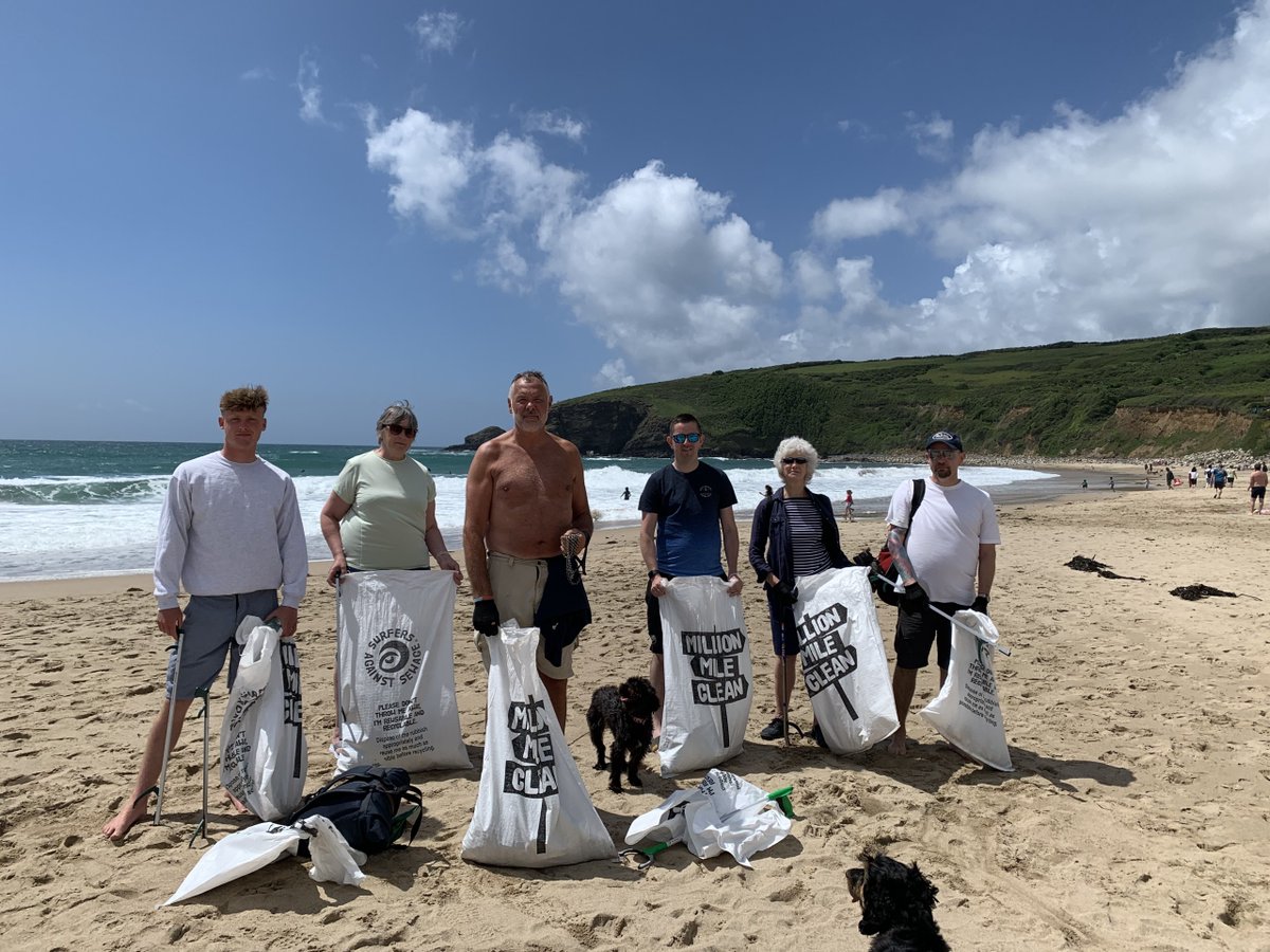 Our team down at Praa Sands have been busy doing a beach clean alongside holiday homeowners and the local community – the gorgeous Cornish sunshine joined them as well! 💙