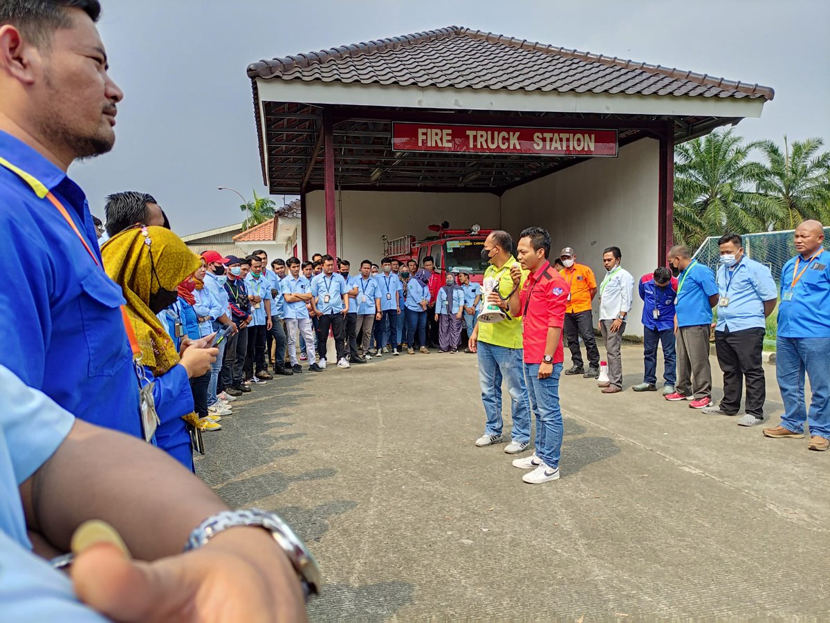 poponk_sudrajat's tweet photo. RATUSAN BURUH SEPATU DI TANGERANG DI PHK SEPIHAK DAN MENDADAK DENGAN DALIH EFISIENSI
Tangerang, 28 Juni 2022
Sebuah Pabrik sepatu di Pasar Kemis , Kab.Tangerang,PT.Victory Chingluh Indonesia hr ini secra tiba² melakukan PHK sepihak kpd 289 karyawannya @Nike @NIKEindonesian @FsbnK https://t.co/Ixvlmcq8Zj