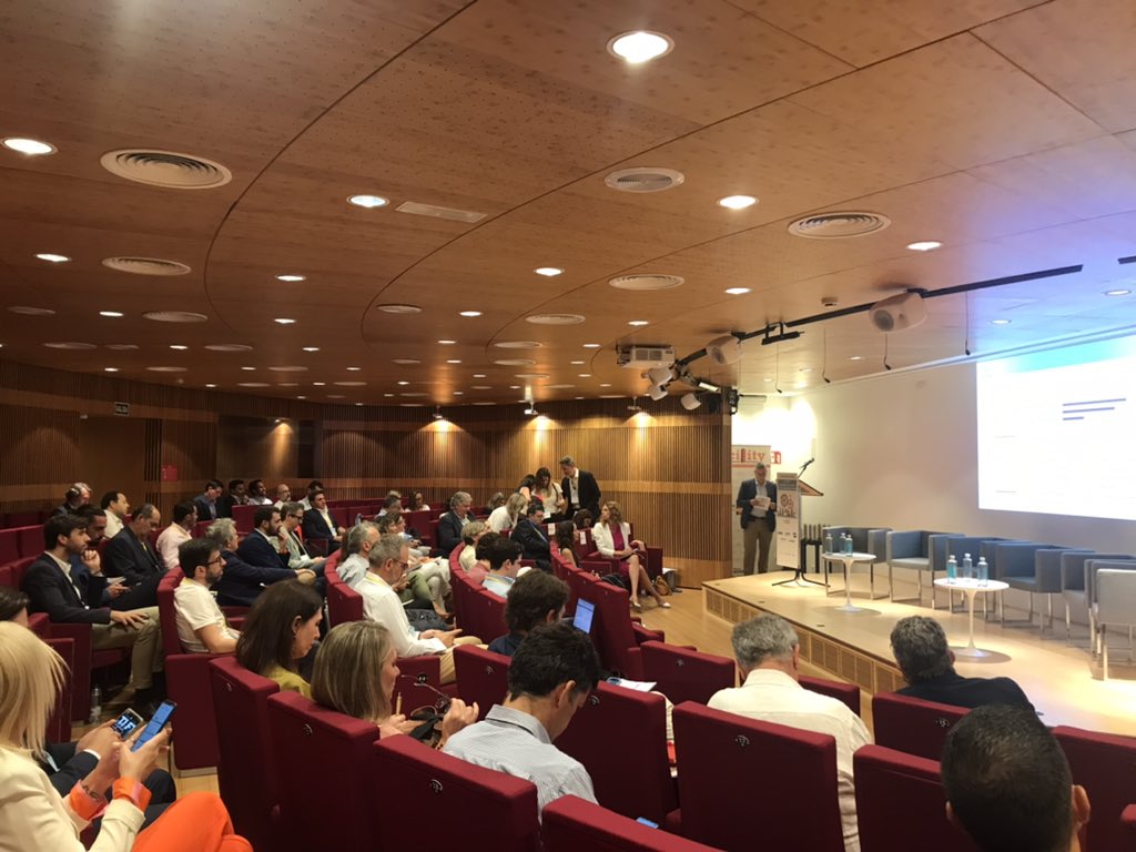 Facilityms's tweet photo. “Esto va de personas” así ha comenzado Fernando Lallana para iniciar su ponencia sobre “Impacto del IFM en la gestión de la pandemia” #personas #cocid #salud #IXEncuentrofacilityMS https://t.co/8IMMa6FoVE