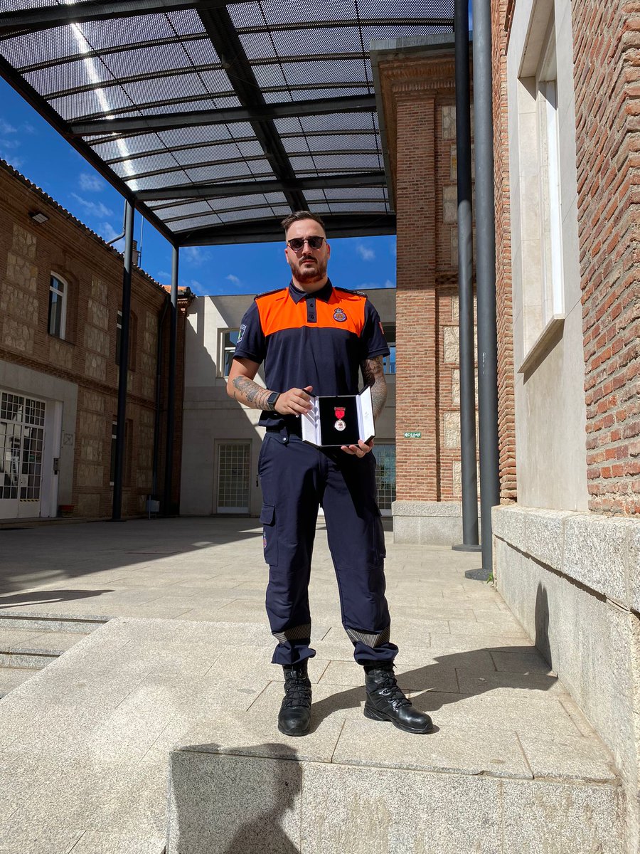 El domingo 26 uno de los voluntarios de <a href="/PCSotodelReal/">Protección Civil Soto del Real</a> ha recogido la medalla de la Comunidad que se ha otorgado a todas las agrupaciones. 

Sin duda la labor que hacen en nuestro municipio es fundamental y digna de reconocimiento. 

¡Muchas gracias por vuestro trabajo!