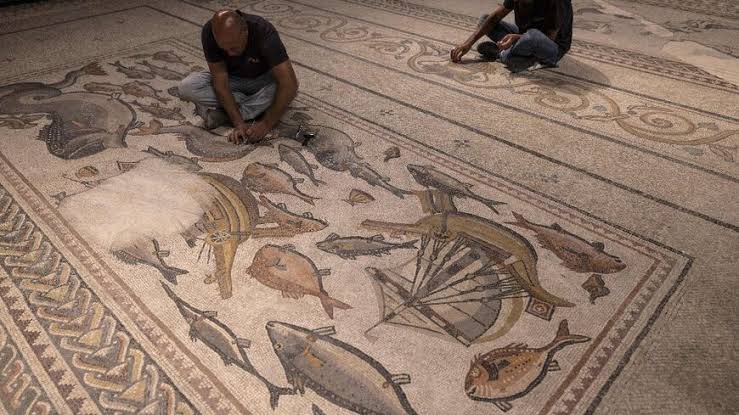 theIstChronicle's tweet photo. In 1966 during a highway construction, a 1700 year-old mosaic from the Roman Period was discovered. It was put on display in 2009, and now has returned to Tel Aviv where it was found.
#mosai #roman #telaviv #history #art #museumarchive #museum https://t.co/qfI2xy09p7
