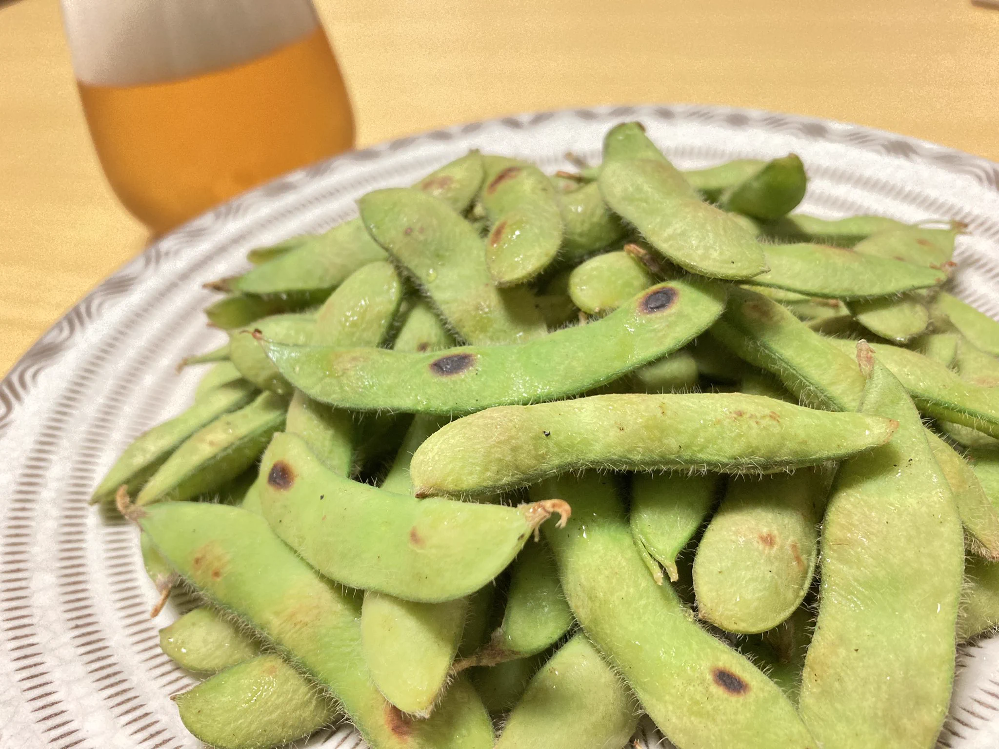 茹でるのも美味しいけれど焼いて食べるのも美味しそう！焼き枝豆の作り方！