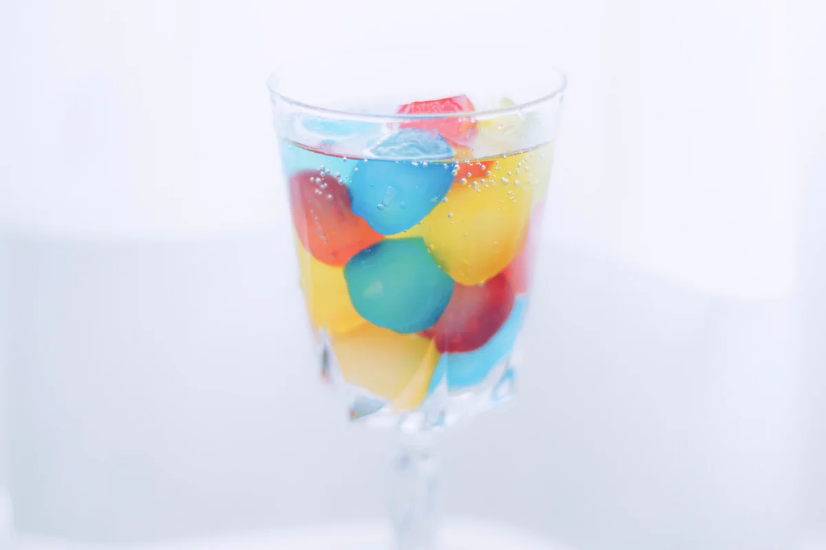 わらび餅をアレに漬けるとインスタ映えに！？夏にぴったりな簡単デザートに大変身♡