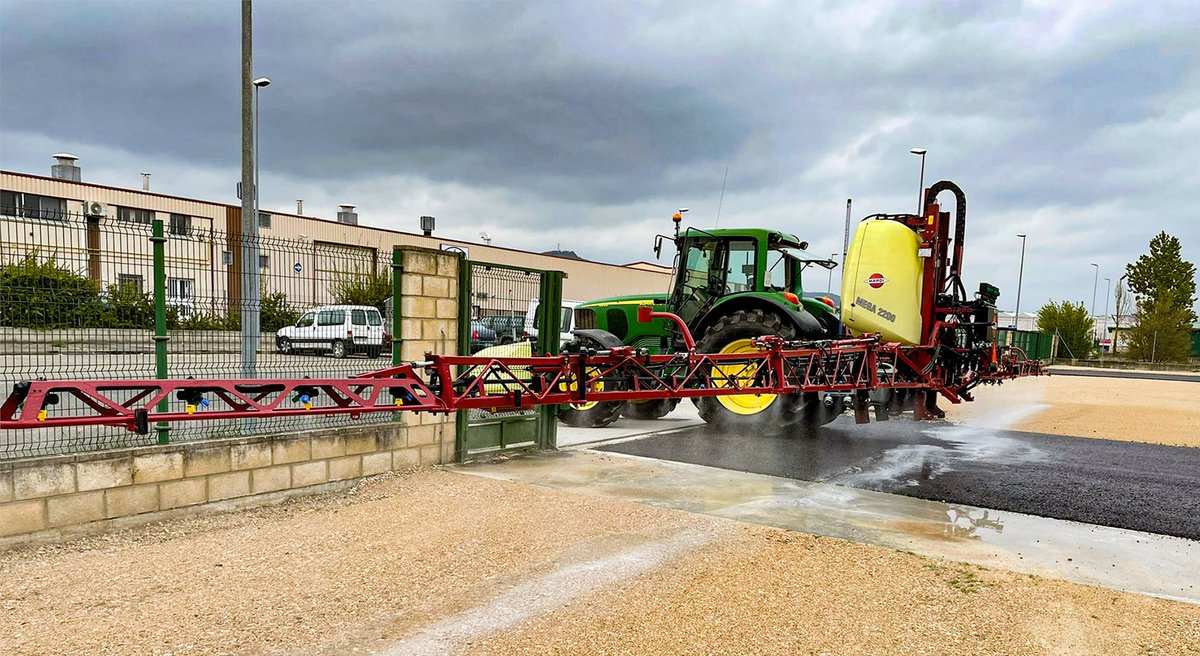 hardimistblower's tweet photo. Nuestro Servicio Técnico 🧰, junto al distribuidor Tecnicas Hidraulicas Montagut, hizo una demostración 👀 del funcionamiento del sensor de altura AutoSlant ↕️

#pulverizadorsuspendido #agricultura #HARDIIberia #hardisprayers #HardiSpain #maquinariaagricola #HARDI #IlemoHARDI https://t.co/h0o3ETLaOO