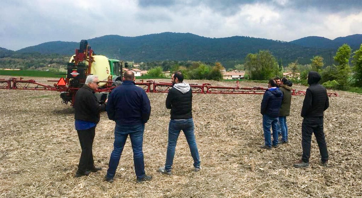 hardimistblower's tweet photo. Aprovecharon la entrega y puesta en marcha de este MEGA en Espejo (Álava) para mostrar el funcionamiento 💪 y aclarar dudas 🤔

#agricultor 
 #herbicida #CampoNoPara #tratamientofitosanitario #pulverizadores #pulverizador  #MaquinariaAgricola #puestaenmarcha #PLAGAS #barra https://t.co/RN6zMQ0tsl