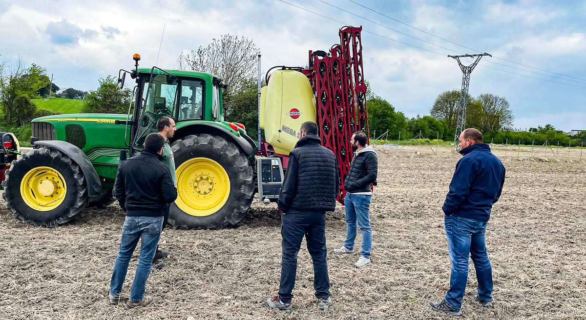 hardimistblower's tweet photo. Nuestro Servicio Técnico 🧰, junto al distribuidor Tecnicas Hidraulicas Montagut, hizo una demostración 👀 del funcionamiento del sensor de altura AutoSlant ↕️

#pulverizadorsuspendido #agricultura #HARDIIberia #hardisprayers #HardiSpain #maquinariaagricola #HARDI #IlemoHARDI https://t.co/h0o3ETLaOO