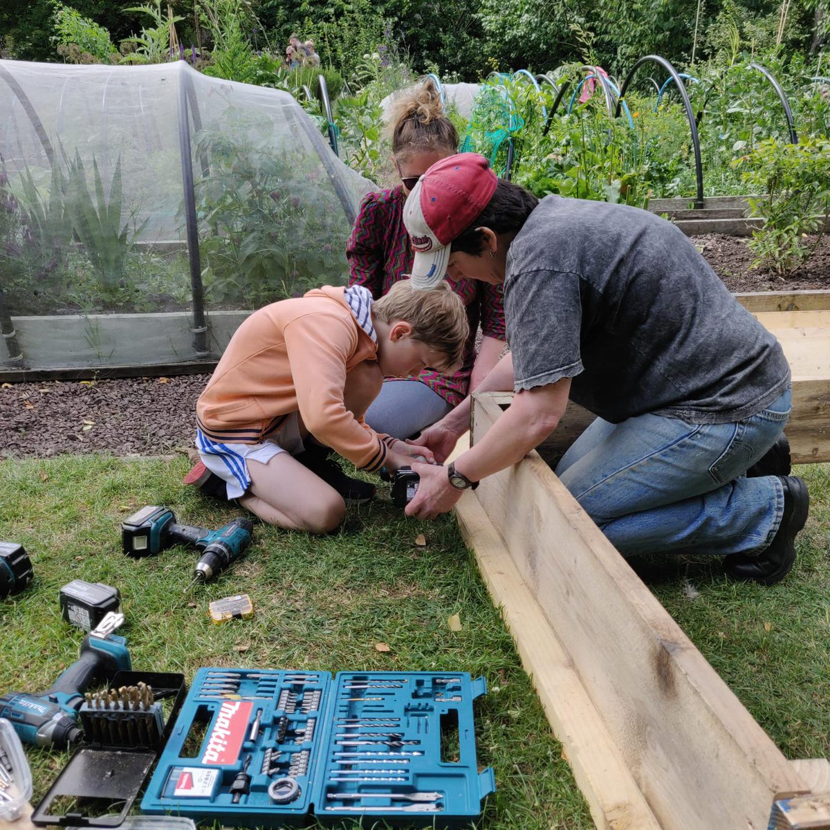 edintoollibrary's tweet photo. Last Saturday, ETL volunteers worked with Sunshine on Leith to restore all the planters and compost heaps in the Leith allotments 

Don't they look great?

#volunteerbuild https://t.co/uYEiyvoVFq