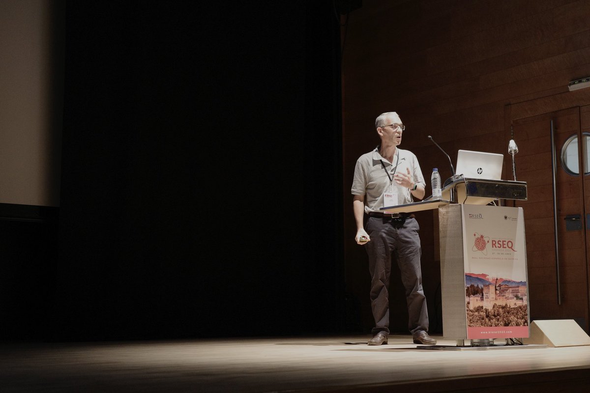 Prof. Juan Granja, sponsored by the Galician section of the RSEQ, at the Chemical Biology symposium showing us his fantastic work that demonstrates the therapeutic potential of 🛟🛟 peptide nanotubes 🛟🛟 #BienalRSEQ2022