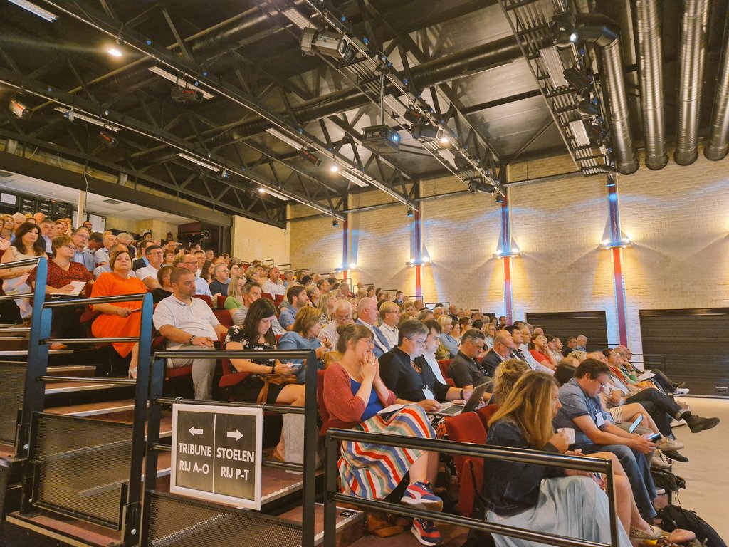 SJDeputter's tweet image. Vandaag laatste etappe van #derondevoordirecties 2022.Fijn om de directies te ontmoeten.Boeiende gesprekken, complimenten op de communicatieaanpak van beleidsdomein @onderwijs_Vl Mooi initiatief om regelgeving toe te lichten,en netwerken toe te laten.Pittig werk,maar zo genieten!