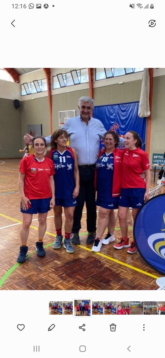 MIsabelRomo1's tweet photo. Jornada final de las ligas de padres y madres, RGCC Madres, campeonas,  y los Padres subcampeones. Enhorabuena a los 2 equipos. Invitado de lujo en la entrega de premios. https://t.co/1E3ch8lazD