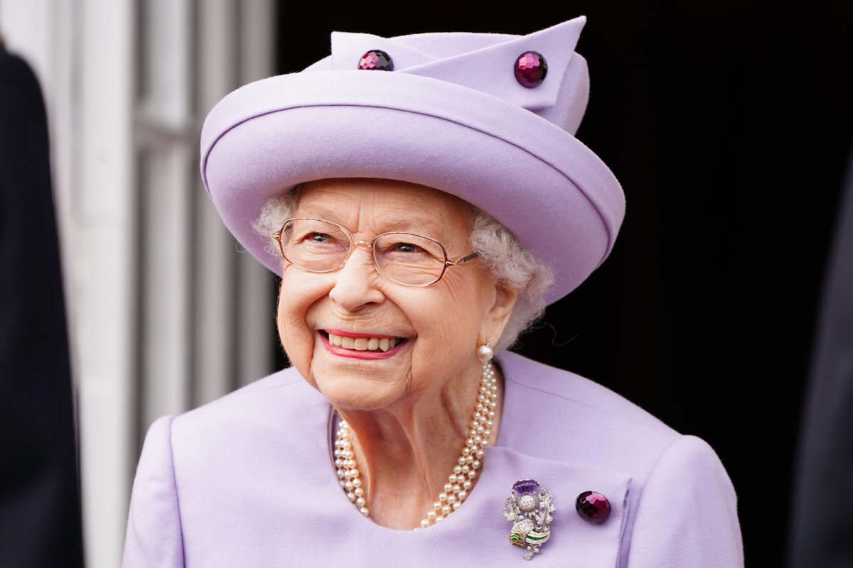 The Queen attends the Act of Loyalty Parade in the garden of the Palace of Holyroodhouse, Edinburgh, this morning. 📷 @belperbarlow #PlatinumJubilee