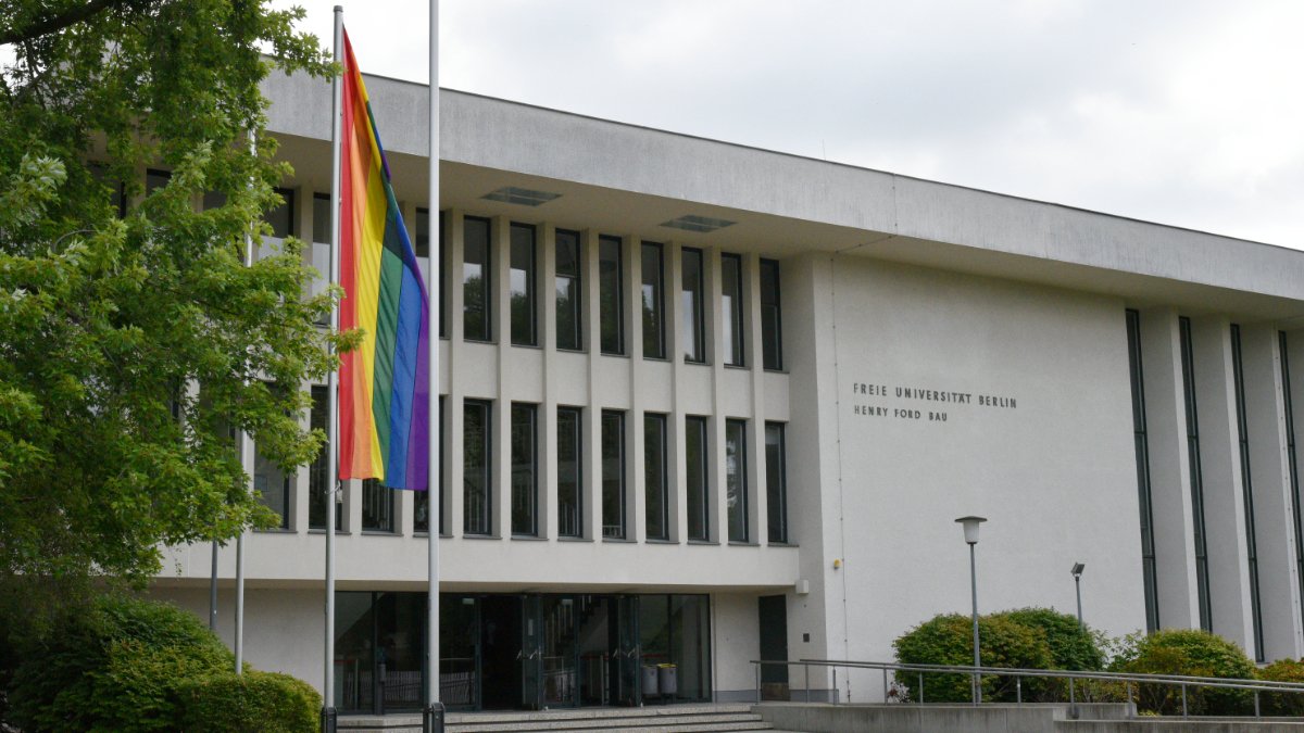 FU_Berlin's tweet photo. Heute beginnt der Berliner #PrideMonth! Mit der Regenbogenflagge auf dem Campus würdigt die @FU_Berlin ihre vielen LSBTIQ* Mitglieder, deren sexuelle Orientierung und Geschlechtsidentität zu oft unsichtbar bleiben. https://t.co/sNmuUCa6hZ