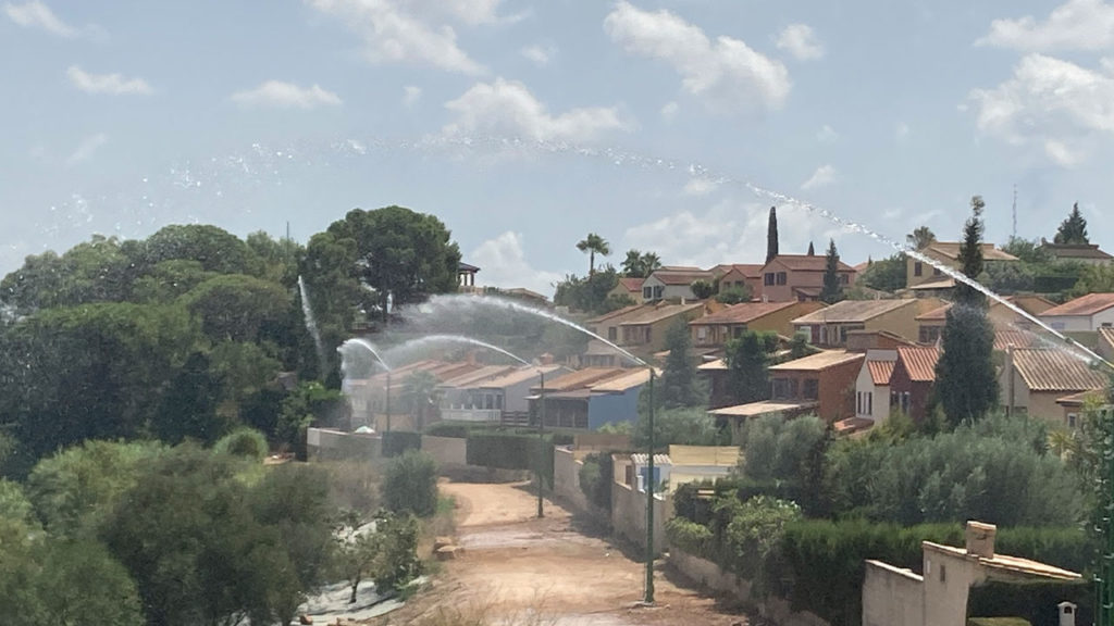 elagoradiario's tweet photo. El @mitecogob destaca el #proyectoGUARDIAN por su "gestión innovadora" de incendios forestales y el aumento de la resiliencia a través del 💧 #AguaRegenerada en el 📍 Parque Natural del Turia, en Valencia.
➕ https://t.co/sapWIYuRSu https://t.co/R0rtlUBlAd