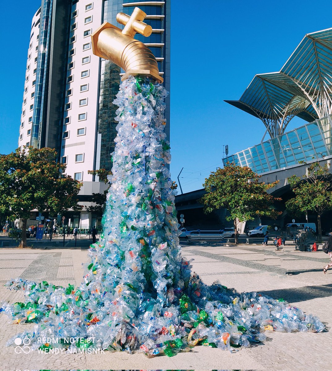 #EUMissions Restore our Ocean & Waters aims to reduce #plasticpollution at sea🌊, a concept 💯 illustrated in this piece by @thevonwong outside the #UNOceanConference2022 in Lisbon.  #TurnOffThePlasticTap #HorizonEU #MissionOcean #MissionOceanWaters #PREP4BLUE