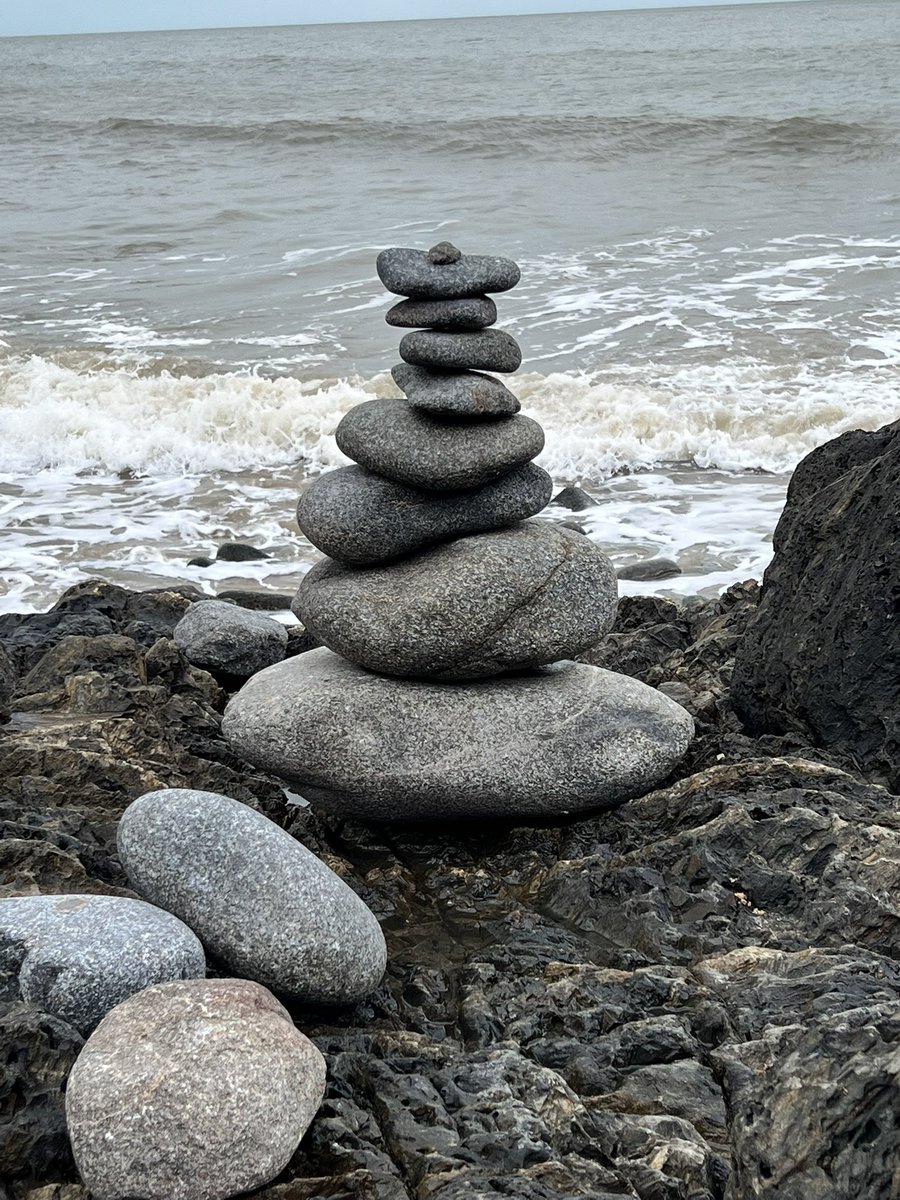 charlesdavis75's tweet photo. Thought this place was evidence of the first civil engineers. Supposedly it is a place where it is popular to stack rocks. I leaned that these stacks of rocks are called cairns. Seems logical that these are not too far from the city of Cairns #FNQ #BalancingRocks https://t.co/nJo7Y2yKfc