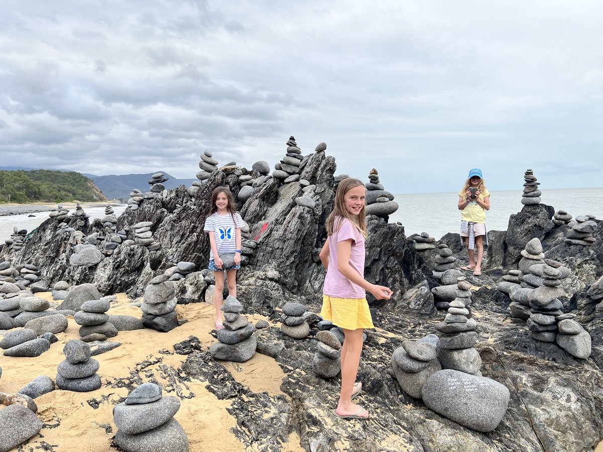 charlesdavis75's tweet photo. Thought this place was evidence of the first civil engineers. Supposedly it is a place where it is popular to stack rocks. I leaned that these stacks of rocks are called cairns. Seems logical that these are not too far from the city of Cairns #FNQ #BalancingRocks https://t.co/nJo7Y2yKfc