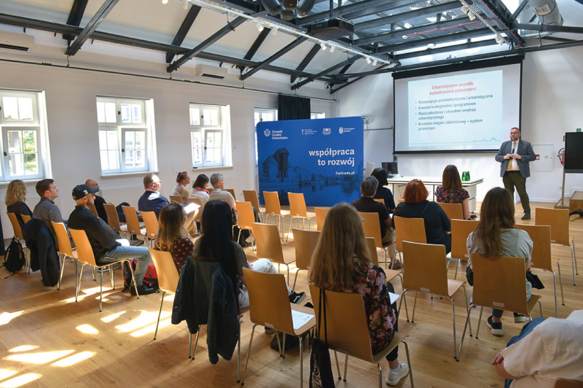 Uczelnie Fahrenheita (FarU) (@faruniv) on Twitter photo Prof. Piotr Lorens, kierownik Katedry Urbanistyki i Planowania Regionalnego #PG wygłosił trzeci z cyklu wykładów ekspertów #FarU pod hasłem „Przestrzeń publiczna. Jest miejsce na Twój głos” 23 czerwca br. na <a href="/PolitechnikaGda/">Politechnika Gdańska</a>.
👉relacja bit.ly/3ypoeeo
📷 K. Krzempek/PG Prof. Piotr Lorens, kierownik Katedry Urbanistyki i Planowania Regionalnego #PG wygłosił trzeci z cyklu wykładów ekspertów #FarU pod hasłem „Przestrzeń publiczna. Jest miejsce na Twój głos” 23 czerwca br. na <a href="/PolitechnikaGda/">Politechnika Gdańska</a>.
👉relacja bit.ly/3ypoeeo
📷 K. Krzempek/PG