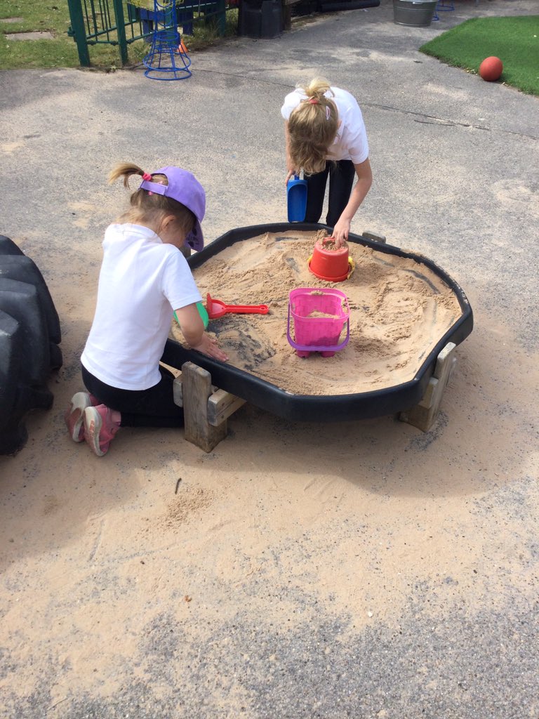 WMPrimaryF2's tweet photo. Busy outside. #SandFun #BubbleFun #Football #Climbing https://t.co/1d1MBBvieB