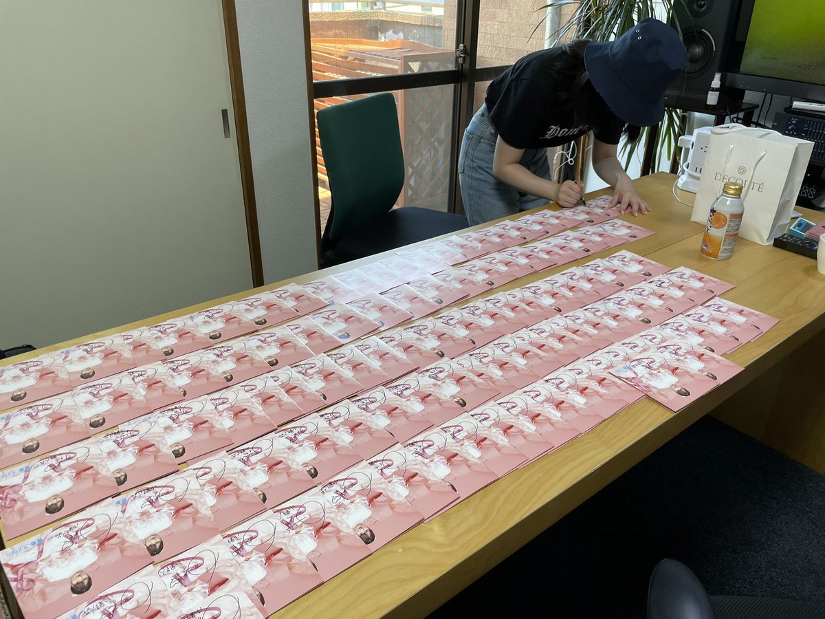 ミルジェネのCD出来上がりました☺️🤍
もうすぐみんなのお手元に届く🚗 ³₃
待っててくれてありがとう、、🥺

今日はサイン書いてきました🖋
最後の1枚で小野小野って書いてもうた😅😅笑 https://t.co/NQMKDZ5uX9