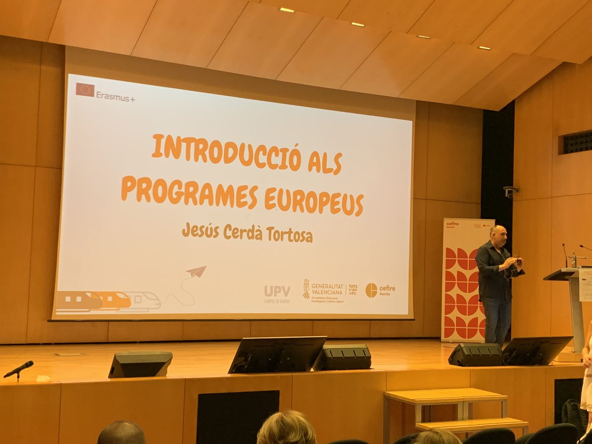 II Jornades Intercanvi d’experiències Erasmus+ i eTwinning. <a href="/Jesus_J_C_T/">Jesús J. Cerdá</a> de l’IES Chabàs de Dénia ens fa una introducció als programes europeus.
#CEFIREGandia <a href="/CEFIREambitPLG/">Àmbit de Plurilingüisme</a> <a href="/EUErasmusPlus/">Erasmus+</a>