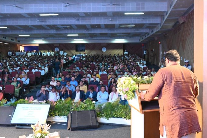 PIBAhmedabad's tweet image. કેન્દ્રીય રાજ્યમંત્રી શ્રી @Rajeev_GoI CVM યુનિવર્સિટીમાં &apos;ન્યુ ઈન્ડિયા ફોર યંગ ઈન્ડિયા: તકોની ટેકનોલોજી&apos; પર વિદ્યાર્થીઓ, સ્ટાર્ટઅપ્સ અને ઈનોવેટર્સથી ભરપૂર લોકો સાથે વાતચીત કરી રહ્યાં છે.

#RCinGujarat #Youth4NewIndia