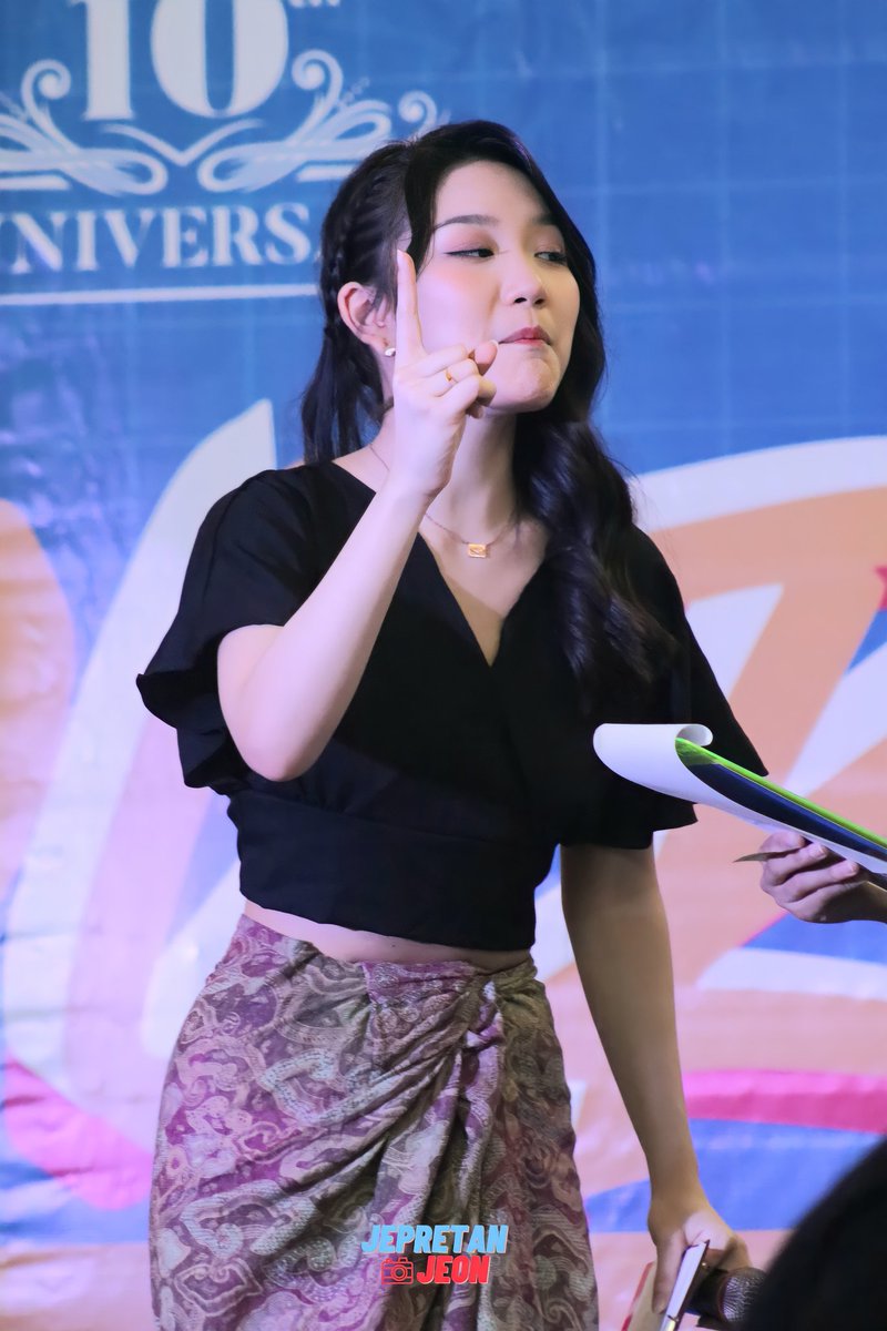 Jeon_SungHye's tweet photo. Mbak Marshah @L_MarshaJKT48 
Stage Activity at The Park Mall Solo
.
#JKT48FlyingHigh 
#JKT4810thAnnivTourSolo https://t.co/REu5MjY3tt