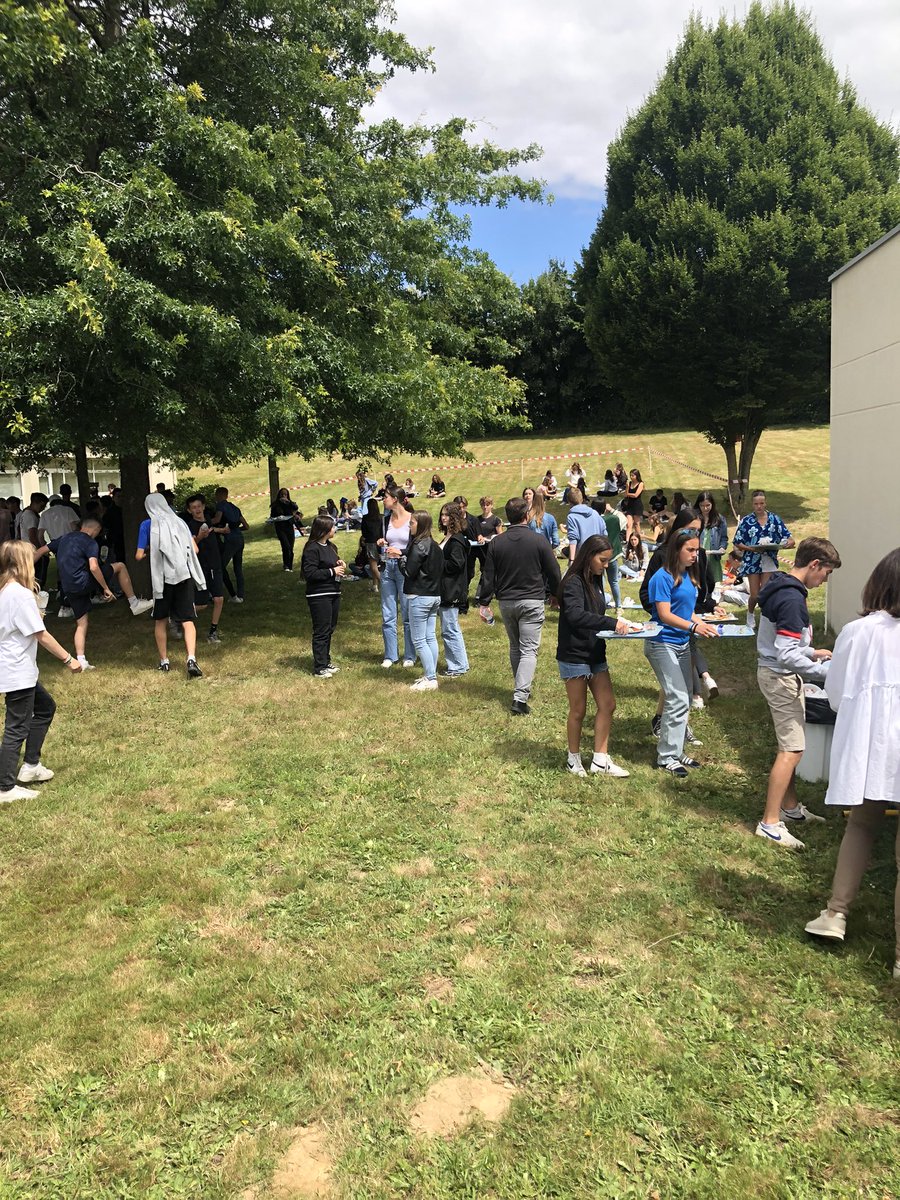 collegepom's tweet photo. Dernier jour au collège pour les 3éme. C’est leur journée, organisée en collaboration avec les équipes pédagogiques et éducatives. 😃😃😃🎊🎉 https://t.co/YJBdXcBLaT