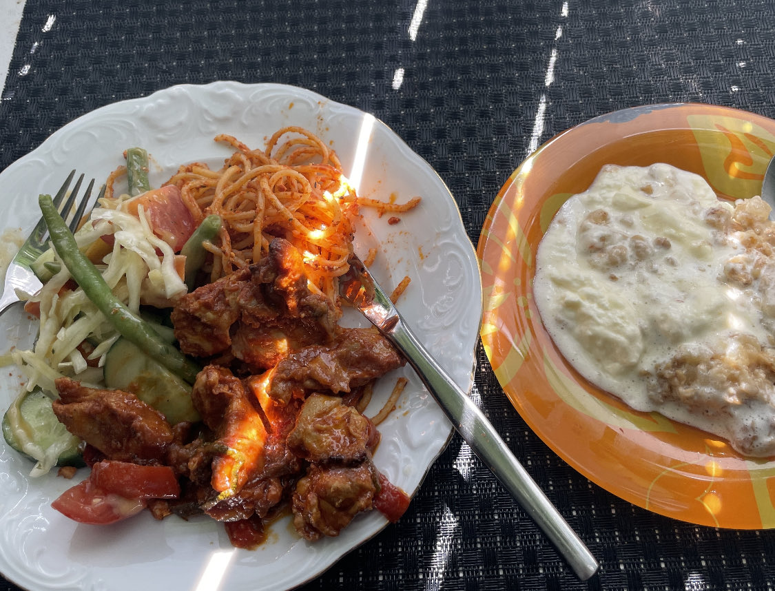 tempusultima's tweet photo. Pitkästä aikaa take-away (hävikkiruokaa) . Monipuolinen setti jälkiruokineen. Hintaa tuli alle 4.50 eur. Kannattaako itse alkaa väsäämään? #takeaway #wastefood #palmia https://t.co/rcjZyeVimt