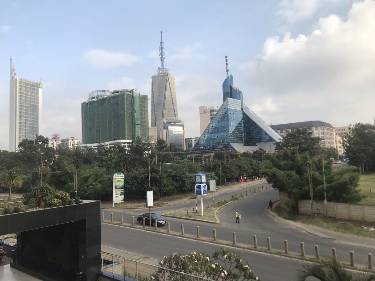I visited Africa’s largest urban slum - Kibera in Nairobi - on June 15. The next day I was in nearby Upper Hill - Kenya's richest square mile - to talk at the East Africa Venture Capital Association's conference. Here's a thread about innovation, inclusion & humanity.🧵 1/6