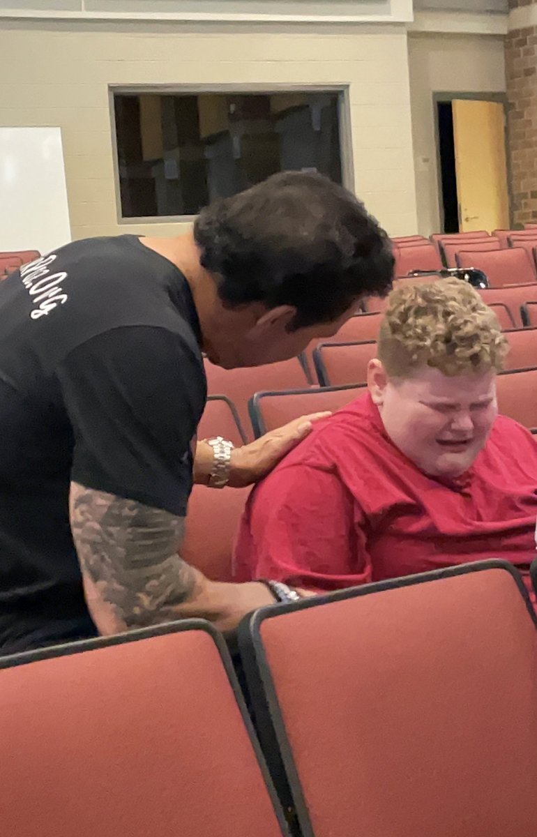 MarcMero's tweet photo. Tell someone how amazing they are. Or just making someone feel special.  Everyday you should reach out and touch someone’s heart. A warm hug, kind words, a big smile, leaving a note “I Love You!”  The more you give in life the more you get back. https://t.co/0CBwK8jX01