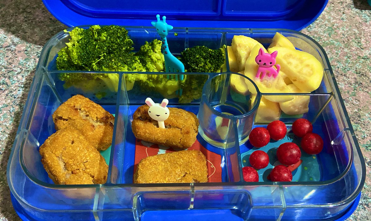 etutush's tweet photo. Listo el de hoy! 💙 Brócoli • croquetas de jamón serrano • guayaba • cerezas de postre #lunch #lunchbox #yumbox #boy #love #school https://t.co/4vl37H63k6