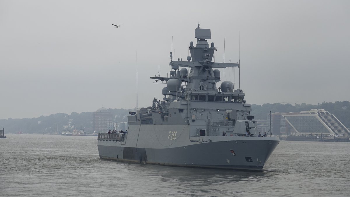 ⚓ #Esgehtvoran 🇩🇪
Die Korvette #Köln startete gestern planmäßig ihre erste Werftprobefahrt. 

Auf ihrer rund dreiwöchigen #Seefahrt lief die #Korvette zunächst in die #Nordsee zur ersten Erprobungen rund um #Helgoland aus. 

<a href="/Com1DEUCorvSqn/">Kommandeur 1. Korvettengeschwader</a>