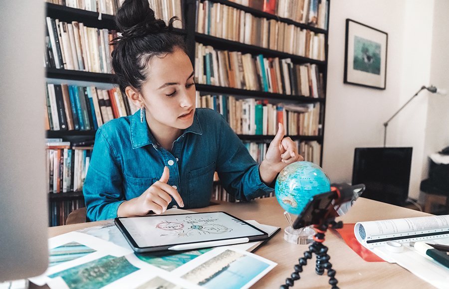 unifr's tweet photo. Die Studienrichtung #Environmental #Sciences and Humanities gibts jetzt auch als «Master Minor». Kurse wie #Umweltethik, #Ökologie oder auch nachhaltige Wirtschaft ergänzen damit im Nebenfach das Hauptstudium. 
#Unifr #AlmaGeorges https://t.co/6bFQkkowZf https://t.co/WxTYC7KD6B