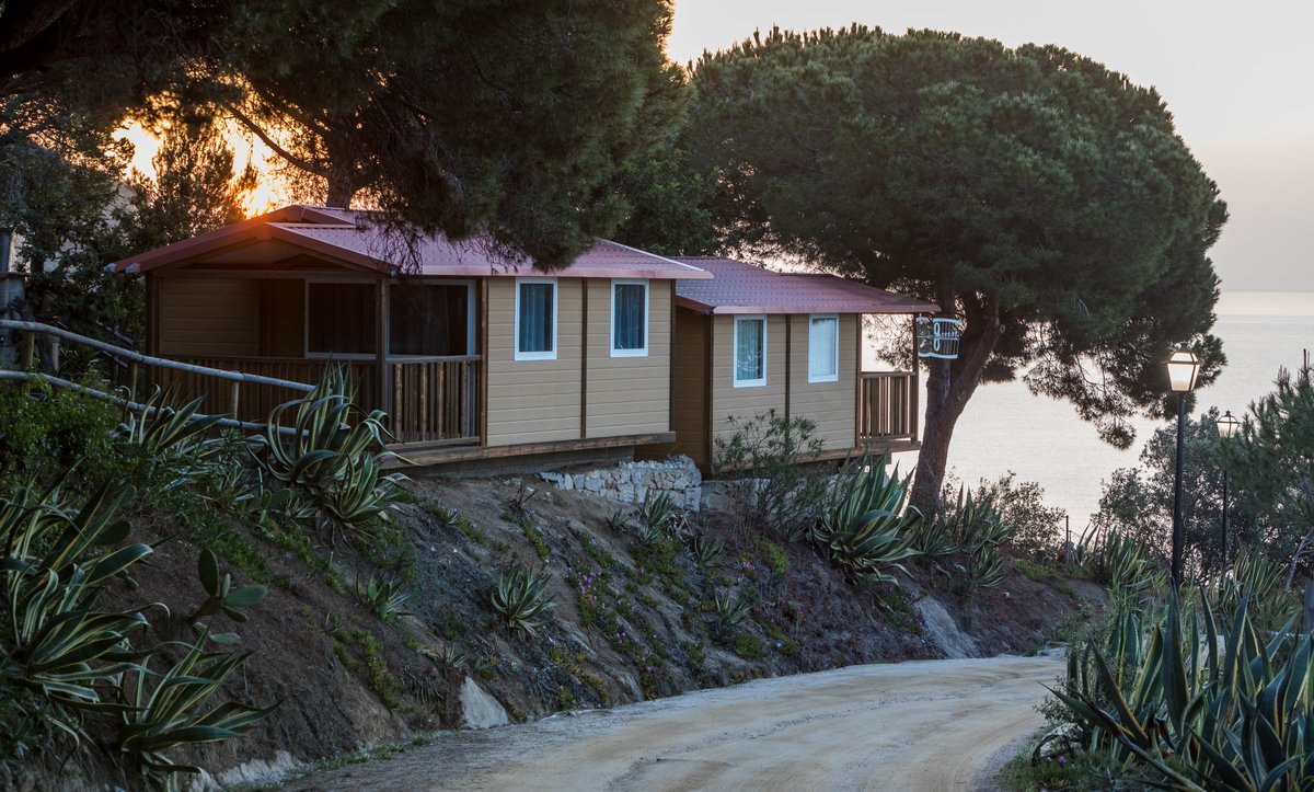Els bungalows del càmping Kanguro estan situats en una zona tranquil·la, amb vistes al mar🌊 i a la muntanya🌿 que us permetran realitzar activitats ben diverses. A mig camí del poble de Canet de Mar i Sant Pol, podreu gaudir de rutes a peu o amb bicicleta i activitats de mar.🚣
