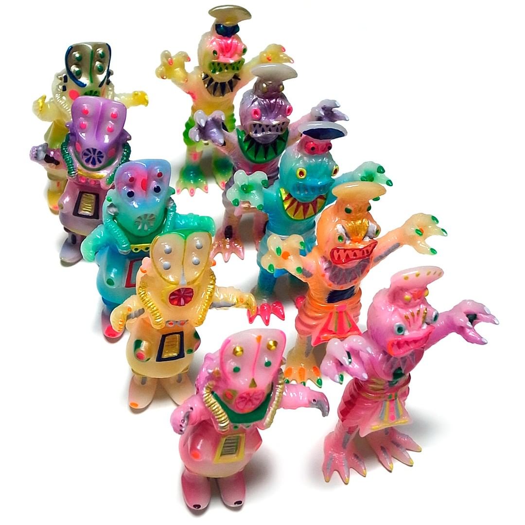 Fuusen_Gumtaro's tweet photo. 京都のトランスポップギャラリー 『たのしい怪獣展 2022』にて展示販売された、逆柱いみり先生の密猟ロボット ブルガンと木乃伊怪獣 ファラオスの蓄光gumtaroカスタム完売したようです。
10個のすべて違う1点物。ありがとうございました。
#presspop #逆柱いみり #ブルガン #ファラオス https://t.co/2ZjsLSfX1Y