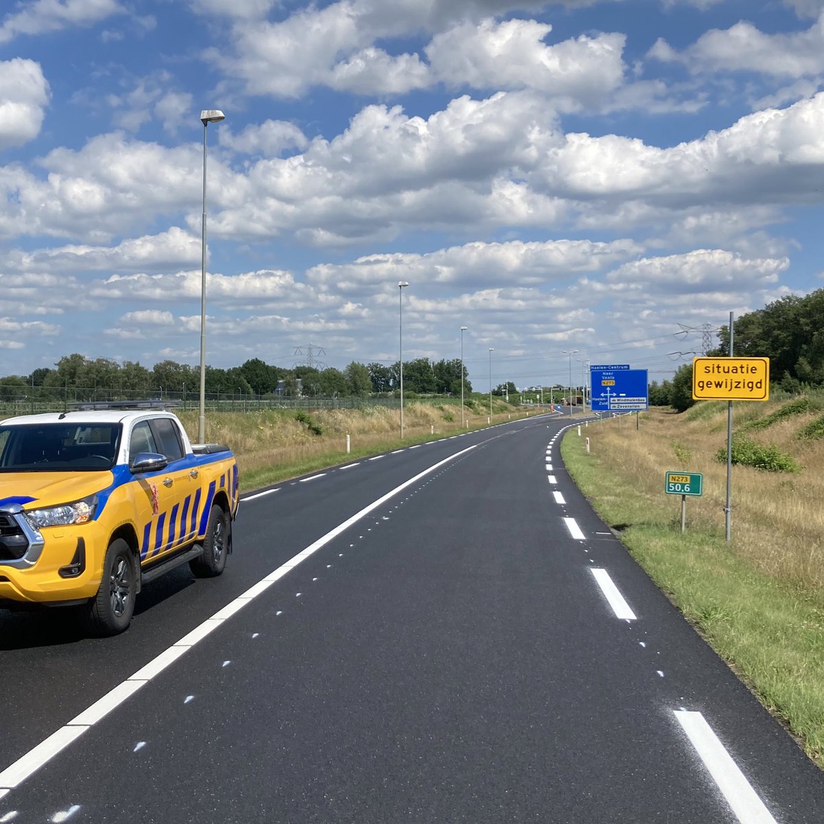WIS_Limburg's tweet photo. Op de #N273 thv Haelen wordt hard gewerkt om de markering op het nieuwe asfalt aan te brengen💪🏼☀️ ^WIS Joep @limburg @gemeenteleudal https://t.co/HHya3M2fKH