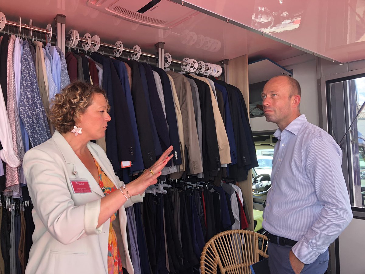 FondationNord's tweet image. 🚐Inauguration de la @LaCravateSolidR mobile à Seclin, soutenue par la fondation, avec @MatthieuRamery et de nbreux partenaires et bénévoles. 250 bénéficiaires accompagnés en 8 mois en allant à leur rencontre dans 26 villes : conseils vestimentaires, entretiens RH… #emploi 👏🏻👏🏻