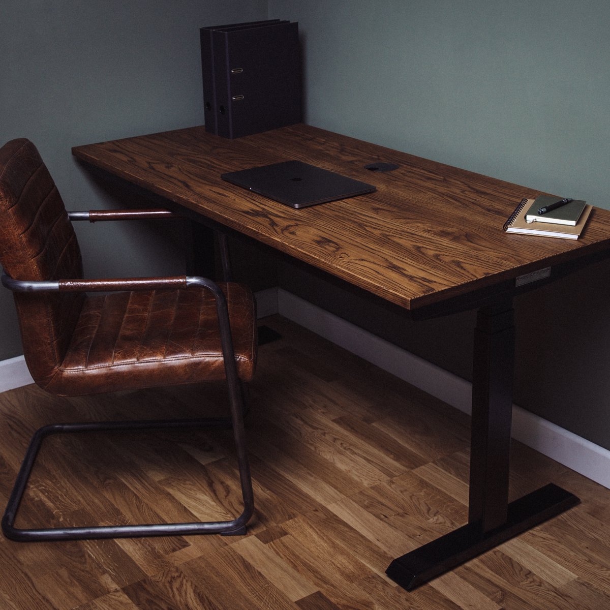 RussellOakSteel's tweet photo. Have the option to stand whilst working with our Bespoke Electric Desk

The Desk Frame is available in Black or White

The Oak shown above has been treated in Antique Oak

Visit our website https://t.co/52VNU64Ktn to view more images and customise this desk https://t.co/wBy5WMMpSZ